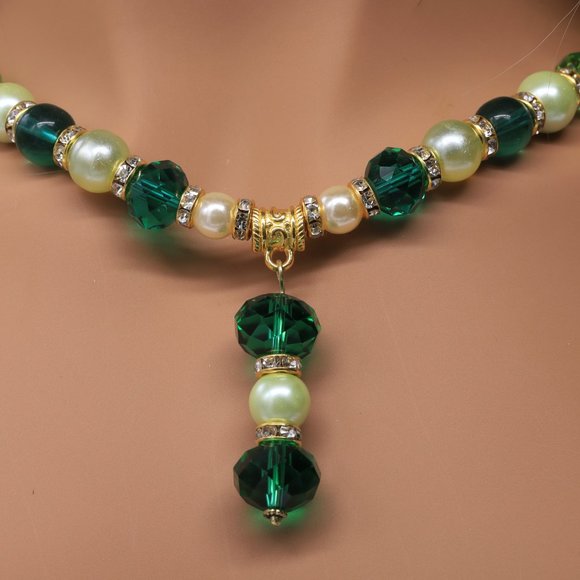 Beautiful necklace and earring set with Emerald Green Chrystals and Pearls. - Picture 3 of 6